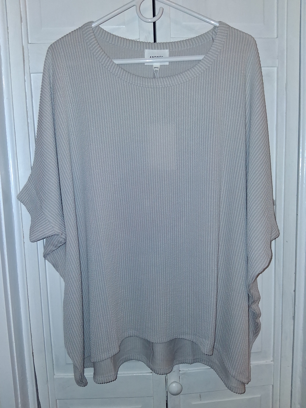 Andree By Unit Light Gray Ribbed Scoop Neck High/low Women's Top